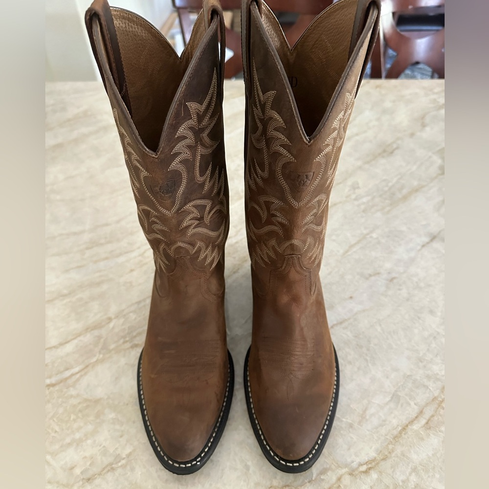Ariat cowboy boots women’s size 9

Excellent condition